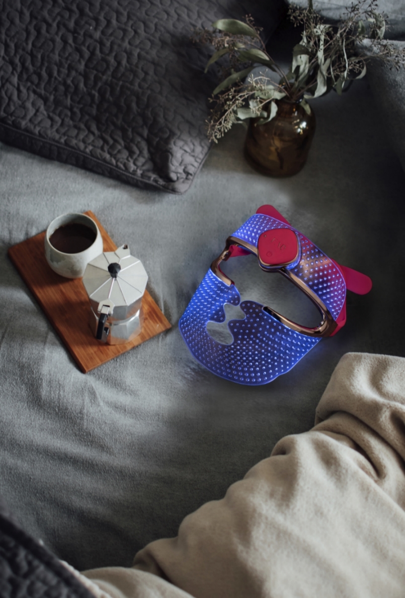 6 FAQ 201 FOREO представя FAQ™ Swiss: своя технологичен граал срещу стареене на кожата