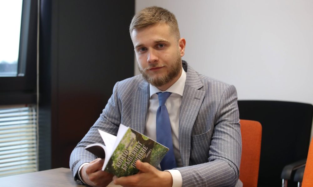 Alex 1 Потомък на Ботев издаде стихосбирка