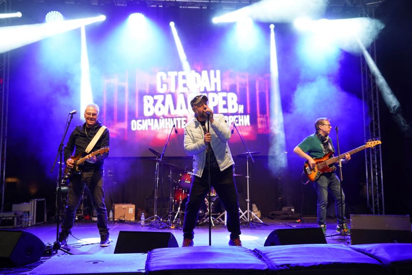Stefan Obichainite Стефан Вълдобрев и "Обичайните Заподозрени" с нов албум и плажен концерт на Коледа