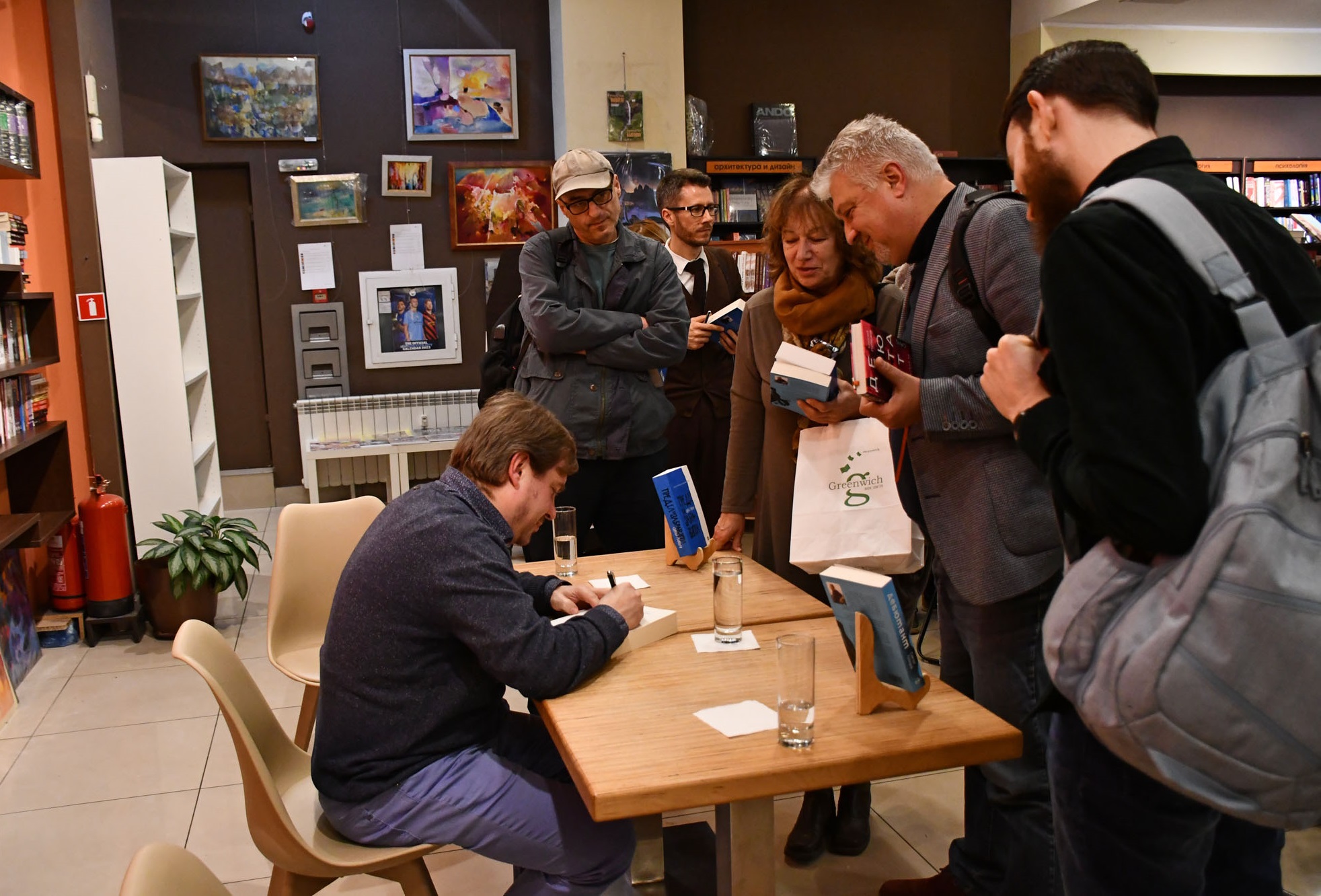 Опашка за автографи се изви на представянето в София
