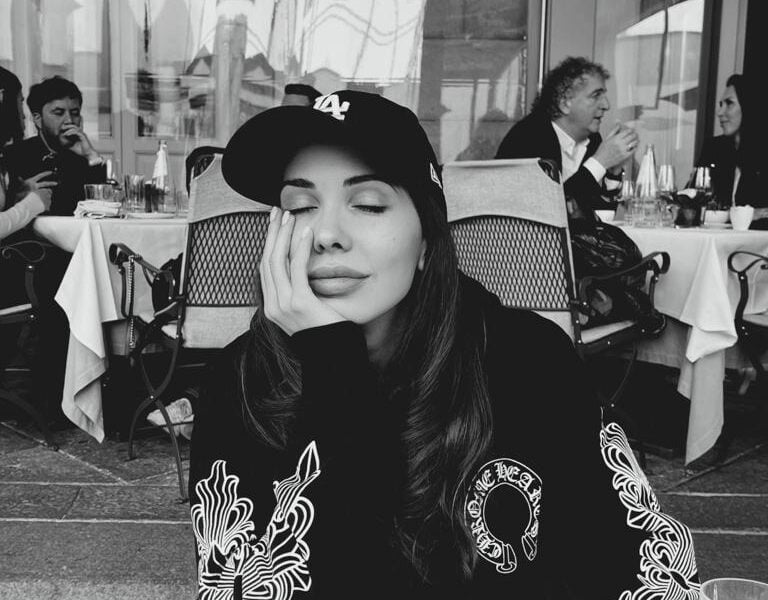 Sara Albert Сара Алберт представя нова доза сърца в месеца на любовта