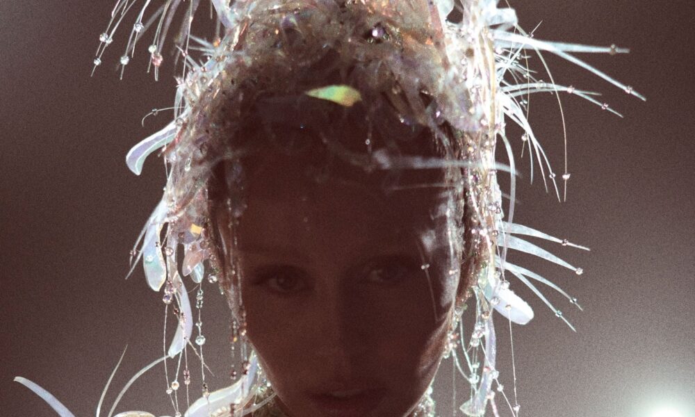 Something Beautiful artwork Miley Cyrus с нова музикален проект "Something Beautiful"