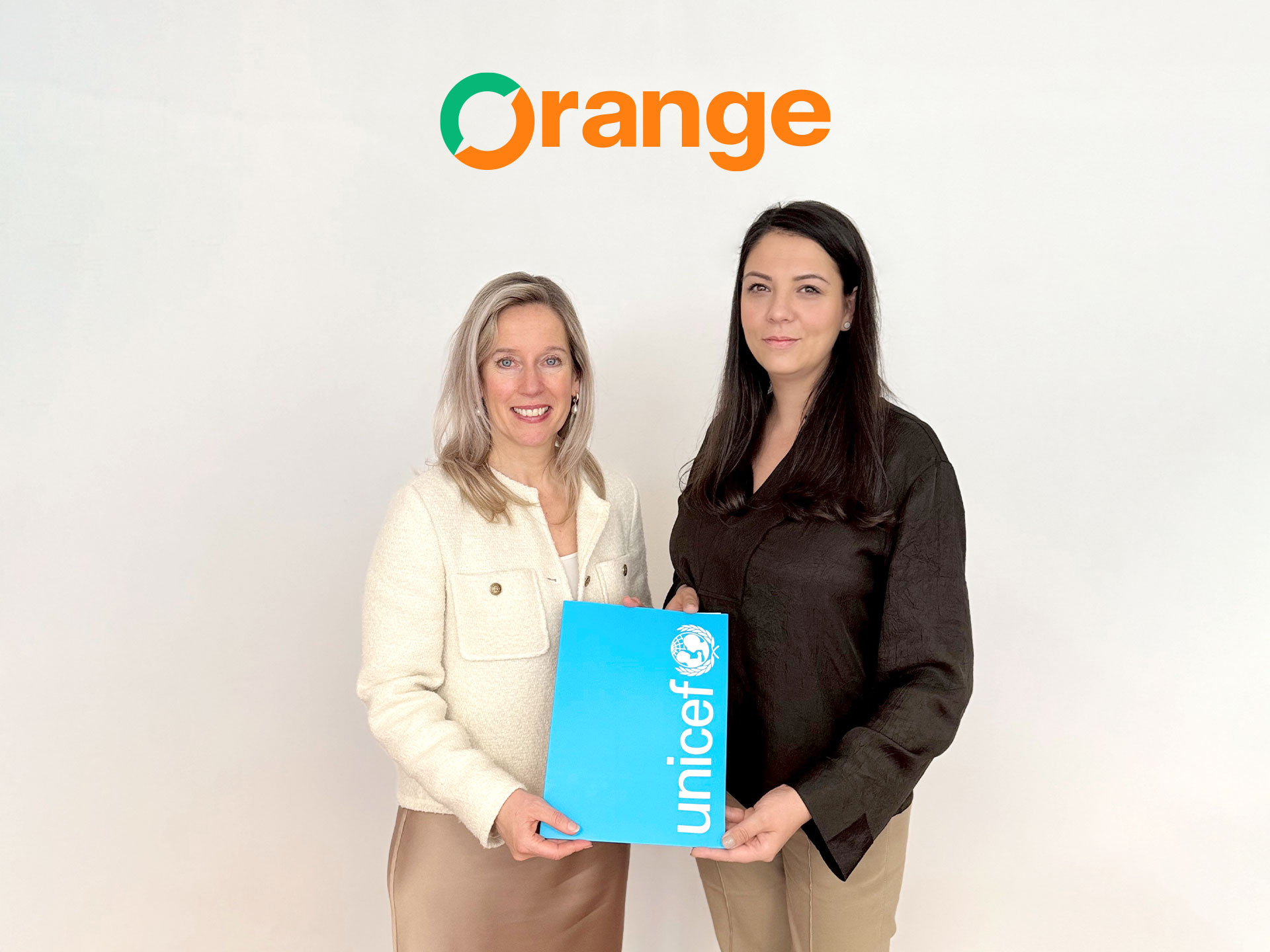 Niya Arsenieva and Christina Dorothea de Bruin Книжарници Orange и УНИЦЕФ обединяват усилия за по-добро образование