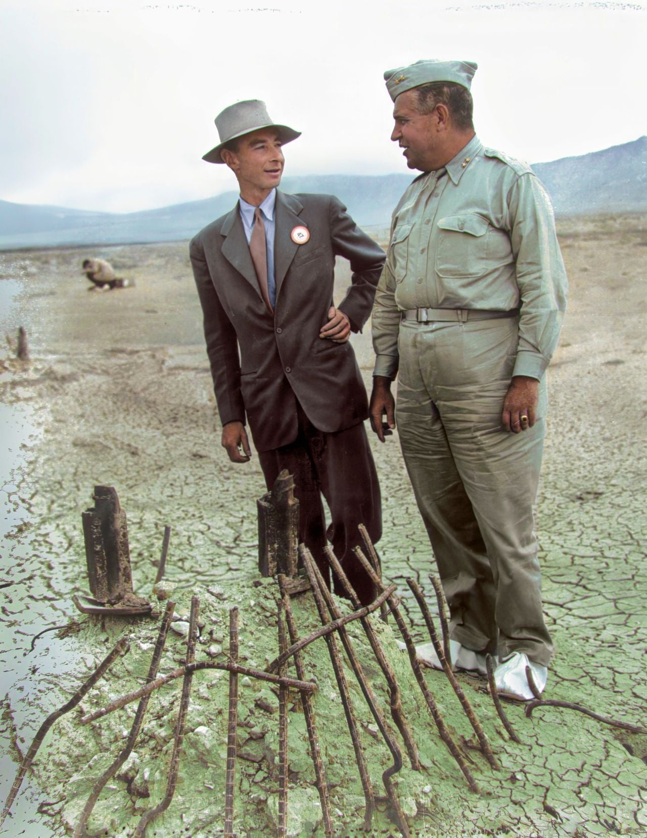 Viasat HISTORY The Manhattan Project Oppenheimer and Groves at Ground Zero Човешки истории в „Проектът Манхатън: В цветове“
