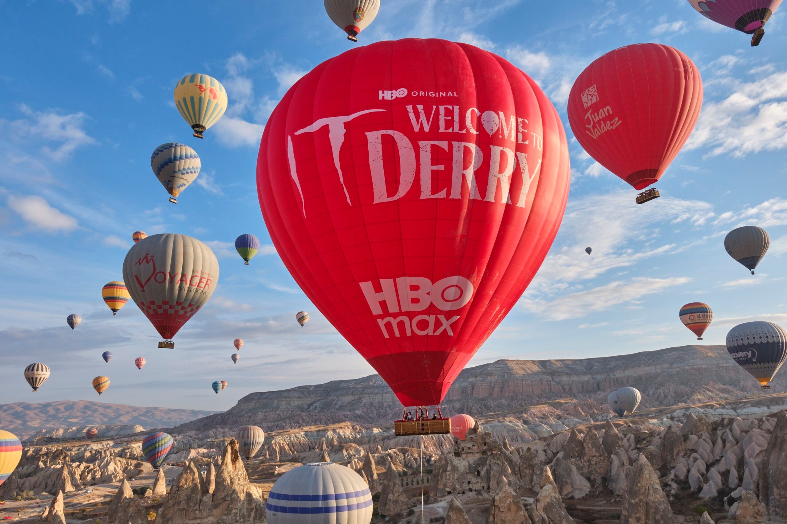 cappadocia red ballo 68ff3d91f2cd4 scaled HBO Max стартира мащабна и зловеща глобална кампания за предстоящата премиера на HBO Original сериала „То: Добре дошли в Дери“