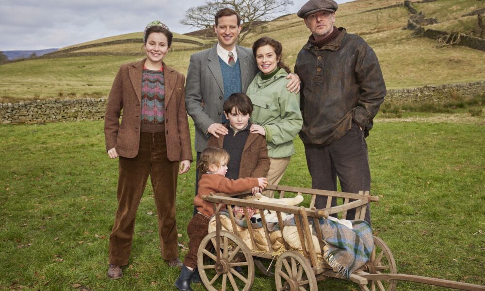 Epic Drama ACGAS S06 First Look Herriot and Alderson Family Photo c Playground All3Media International За всички създания, големи и малки – Завръщане в свят, в който грижата има най-голямо значение