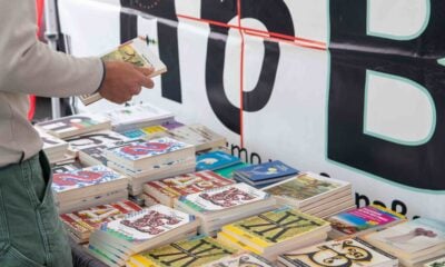 Участници предават пластмаса на „Книги за смет“
