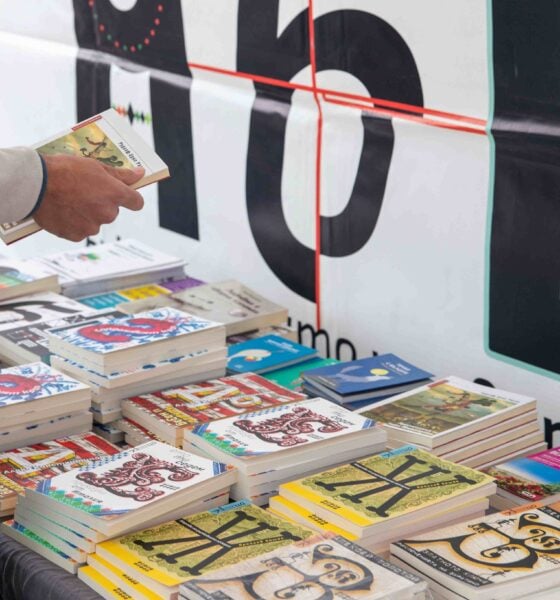 Участници предават пластмаса на „Книги за смет“