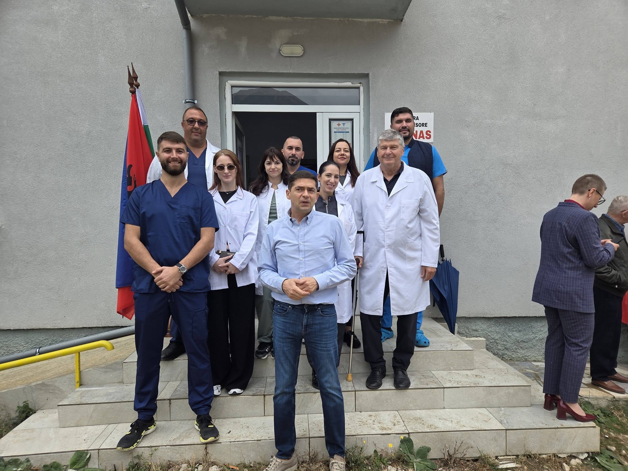 Медицинският екип пред поликлиниката в Мала Преспа