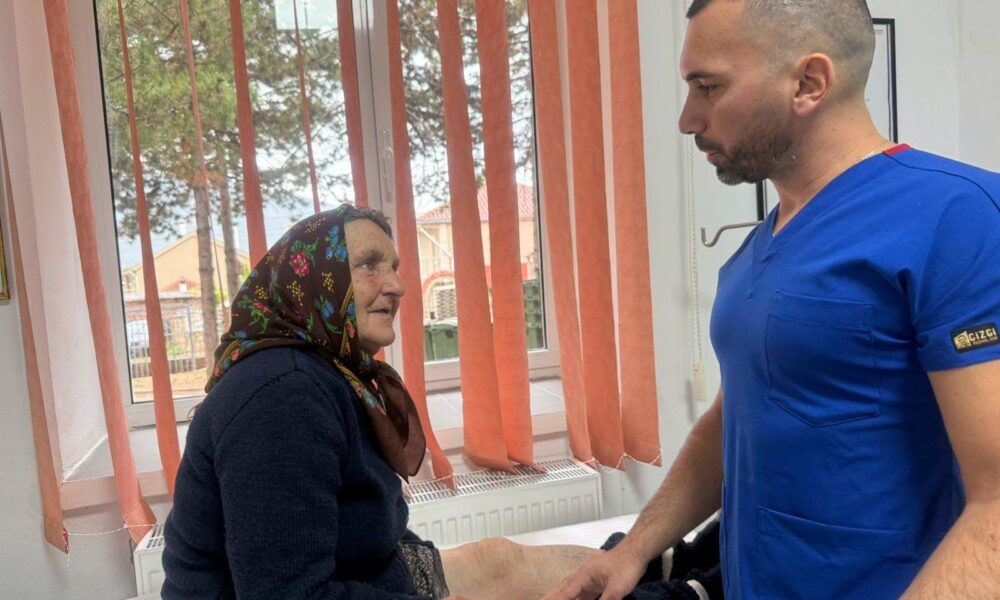 Лекар преглежда възрастна жена в Мала Преспа