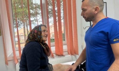 Лекар преглежда възрастна жена в Мала Преспа