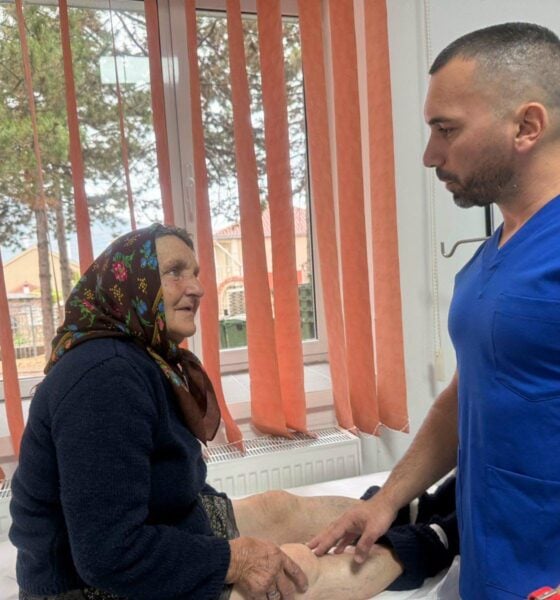 Лекар преглежда възрастна жена в Мала Преспа