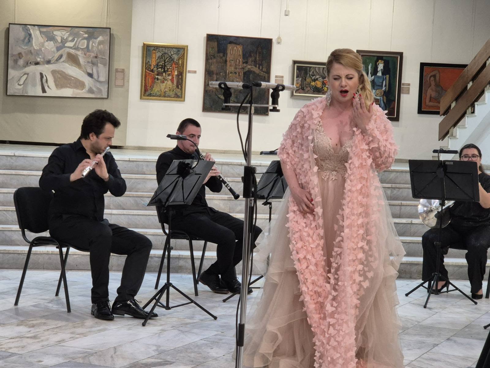 „MOZART in BLUE“: Плевенската филхармония свири Моцарт и Гершуин в Плевен и София на 25 и 26 септември 142 Хрисо Макариу пее с Духов квинтет 5ntaWindß