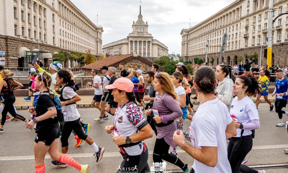 Бегачи по време на Wizz Air Sofia Marathon в центъра на София