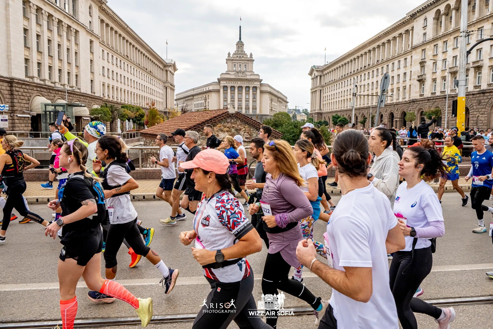 Бегачи по време на Wizz Air Sofia Marathon в центъра на София