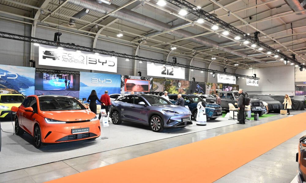 Посетители разглеждат автомобили на Asia Motor Show 2026