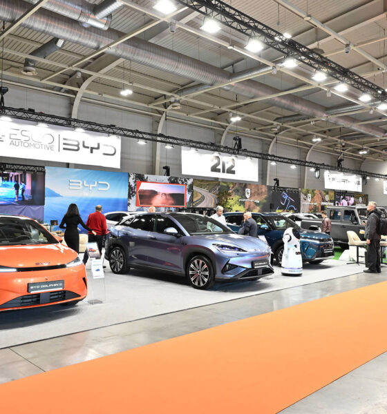 Посетители разглеждат автомобили на Asia Motor Show 2026