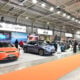 Посетители разглеждат автомобили на Asia Motor Show 2026