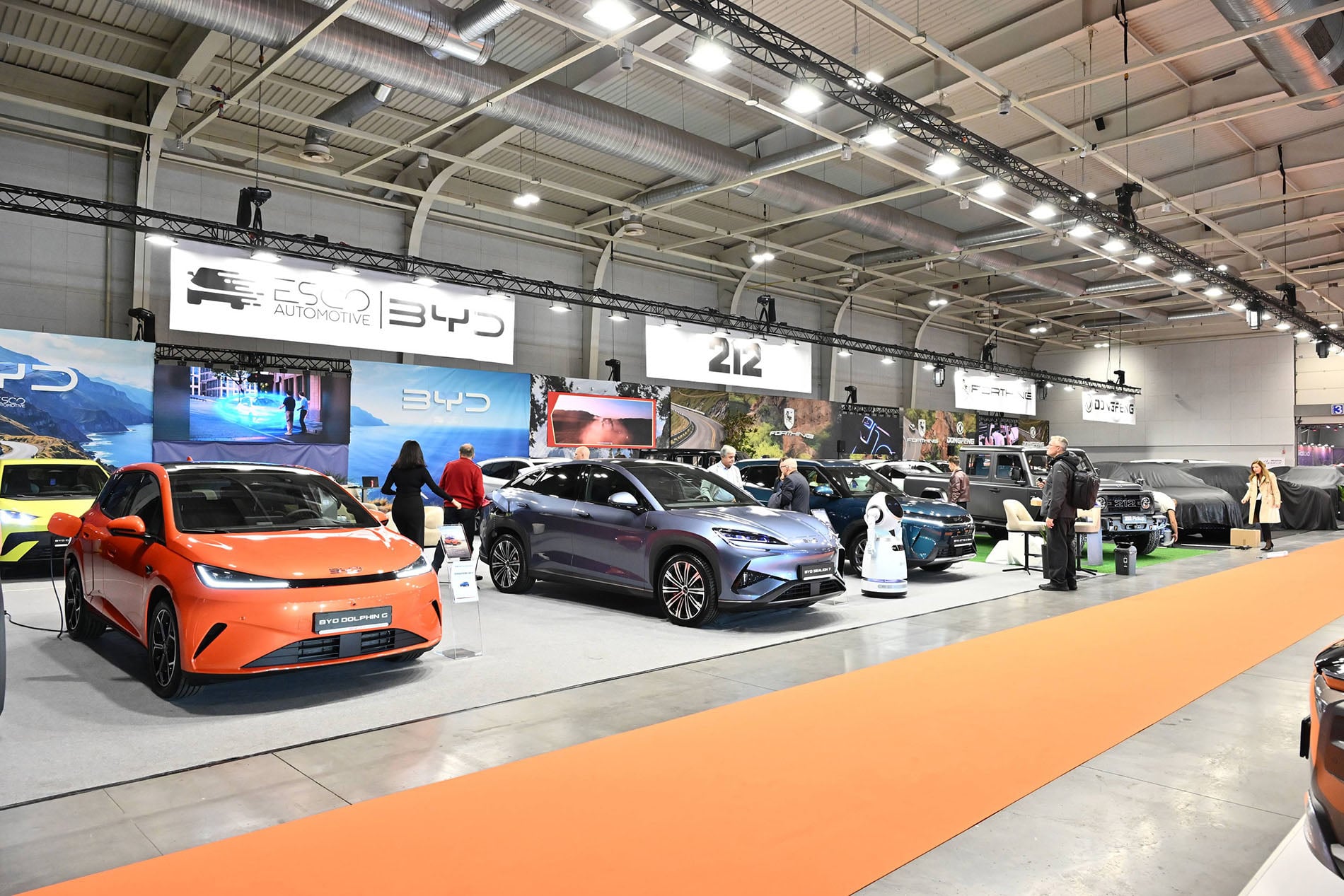 Посетители разглеждат автомобили на Asia Motor Show 2026