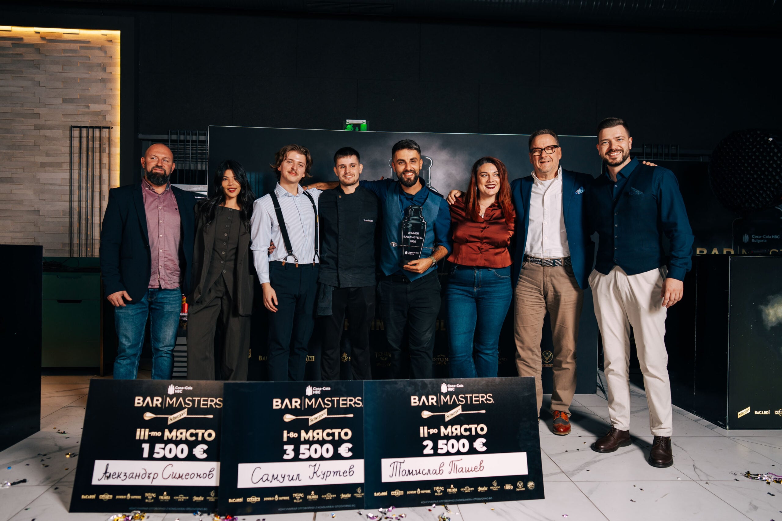 Финалистите в BAR MASTERS 2026 на сцената с таблата за класиране