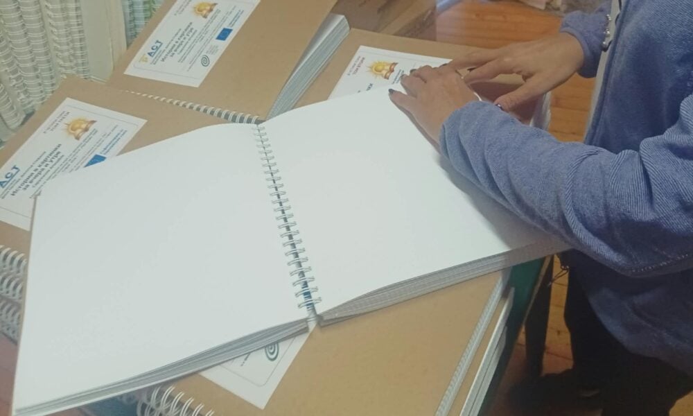 Ръце върху отворени страници на брайлов комикс