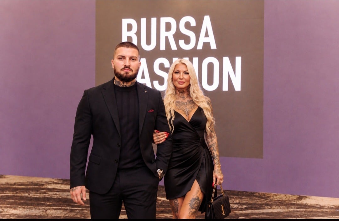 Дейна Вос със златна статуетка от Bursa Fashion Week 128 Ревюто „Mother & Daughter“ на Bursa Fashion Week
