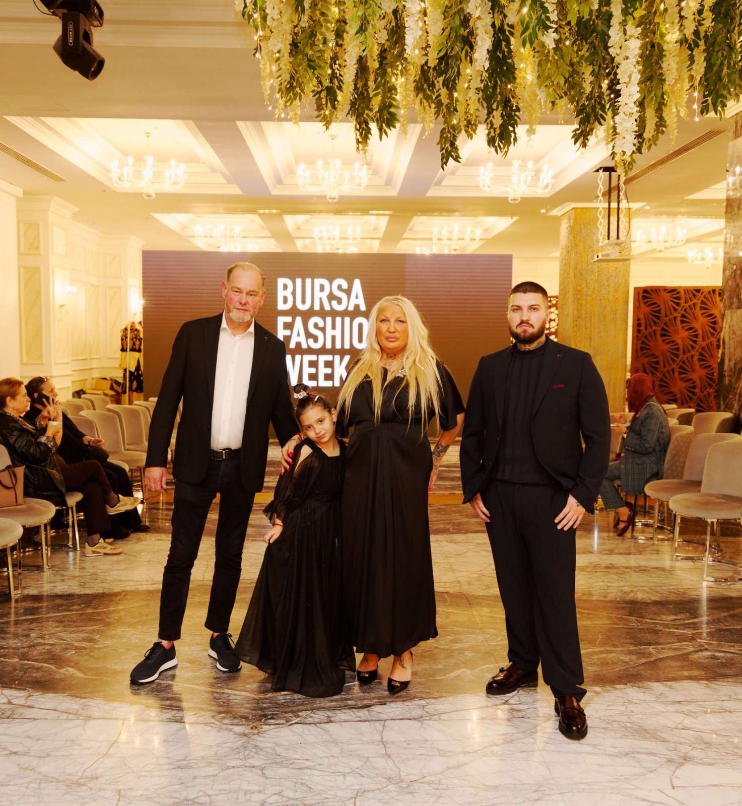 Дейна Вос със златна статуетка от Bursa Fashion Week 130 Церемонията по връчването на отличието