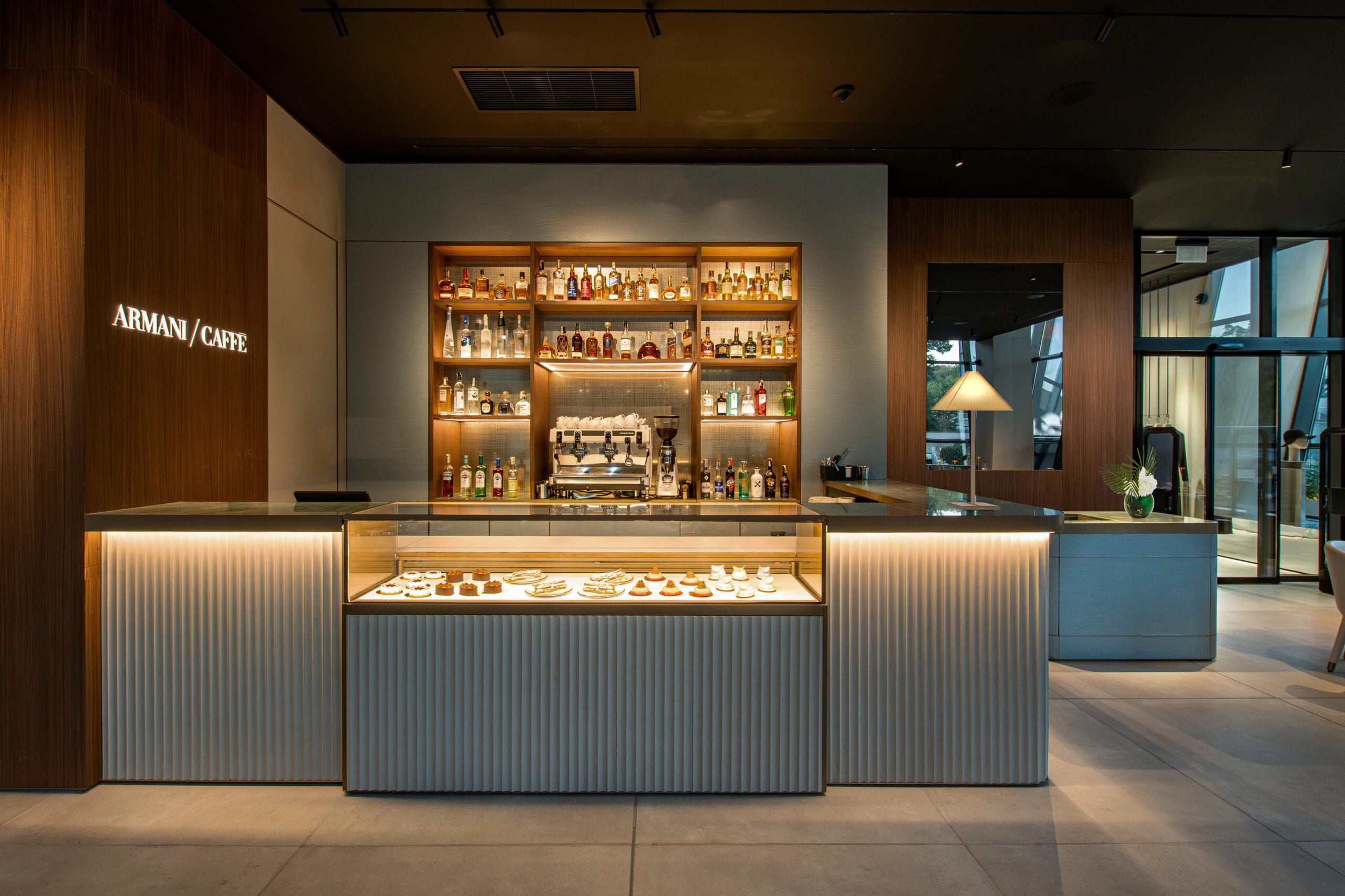 Интериорът на първото Armani/Caffè в България в Central Park Burgas