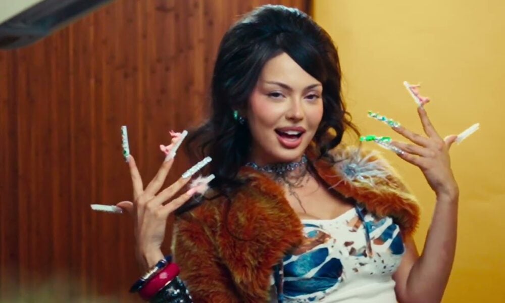 Eva Lea в кадър от видеото „MR.DJ“