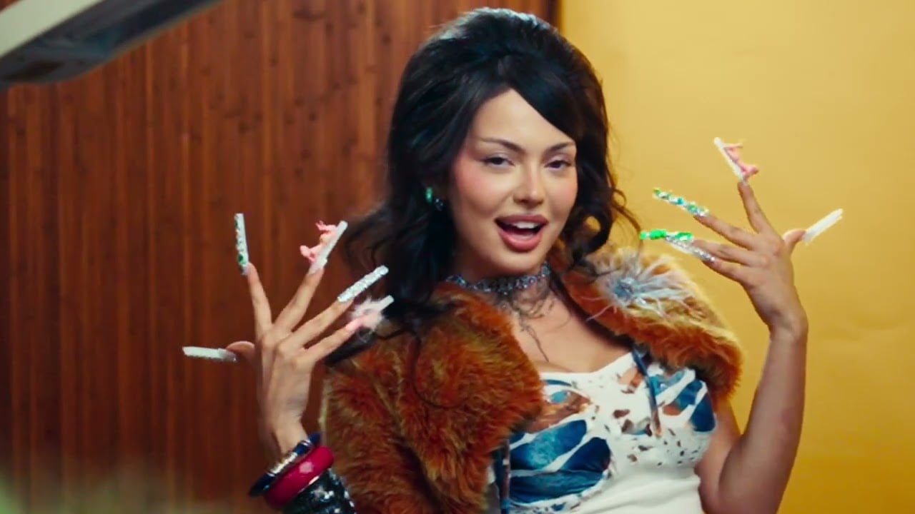 Eva Lea в кадър от видеото „MR.DJ“