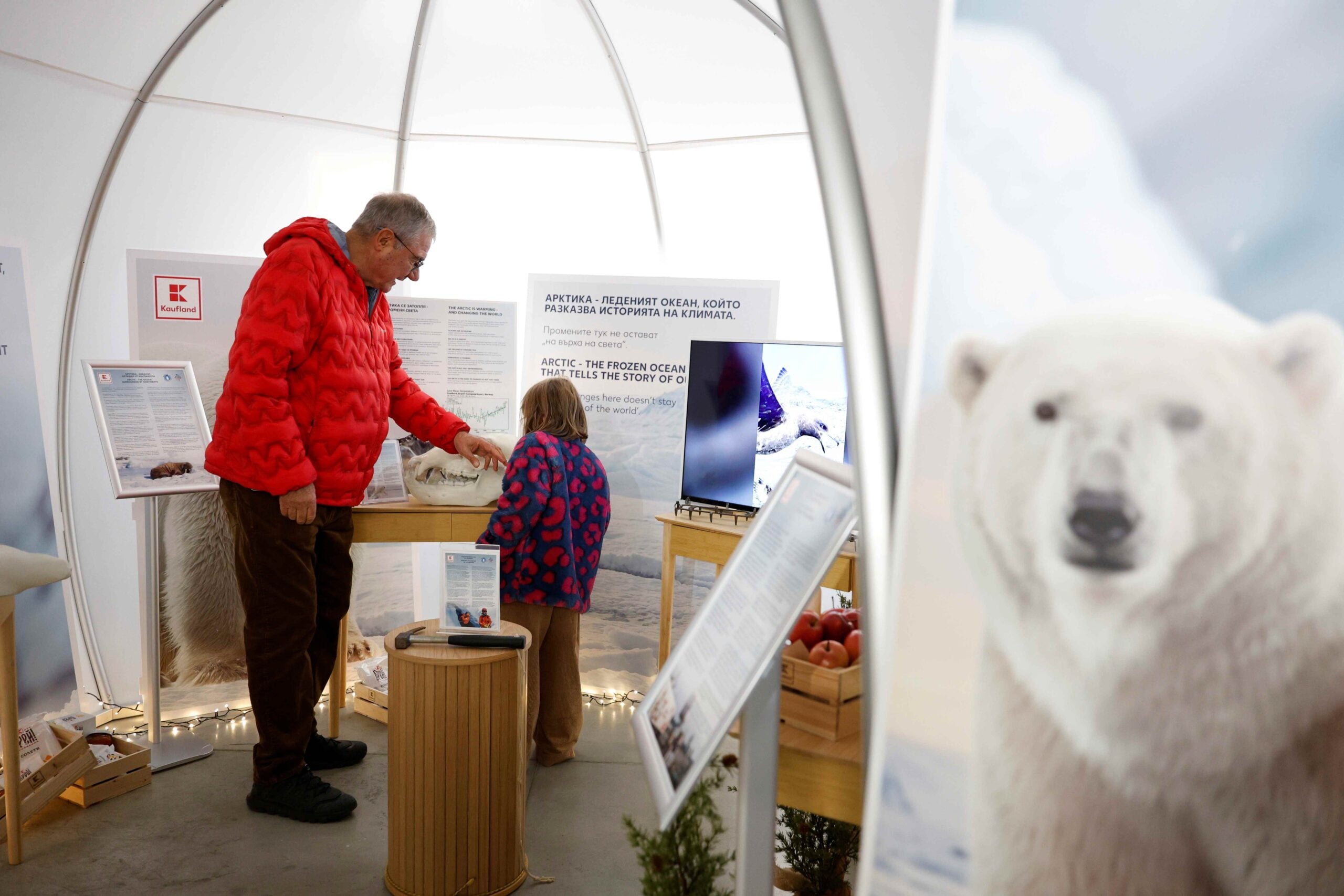 35-ата антарктическа експедиция отплава на 4 ноември 137 Проф. дн Христо Пимпирев в иглу