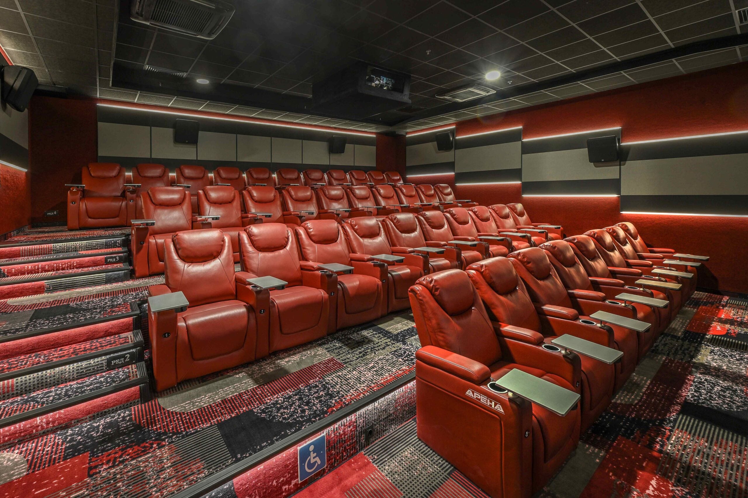 Зала с VIP реклайнери в Кино Арена DELUXE в Сердика Център