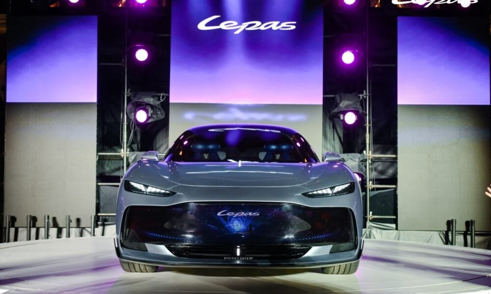 Концептуалният автомобил LEPAS AURA на сцена под лилаво осветление