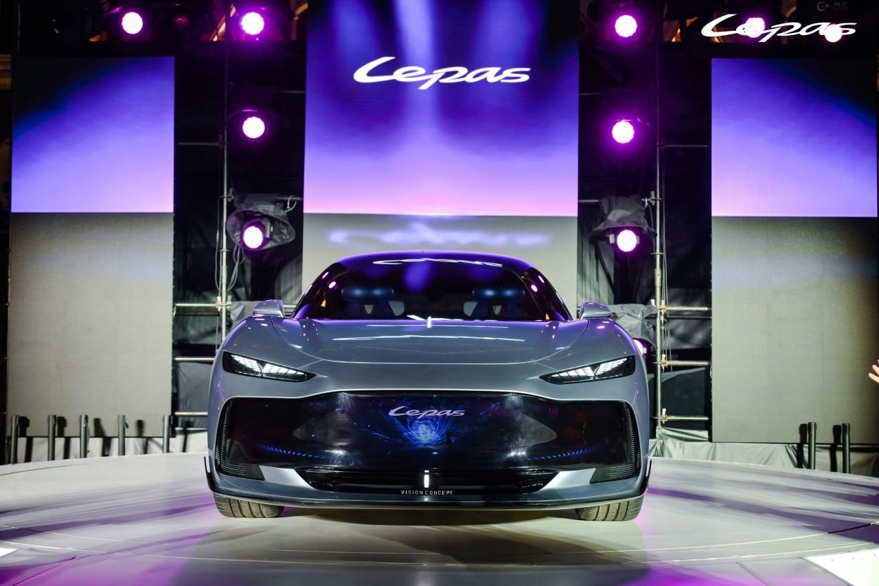 Концептуалният автомобил LEPAS AURA на сцена под лилаво осветление
