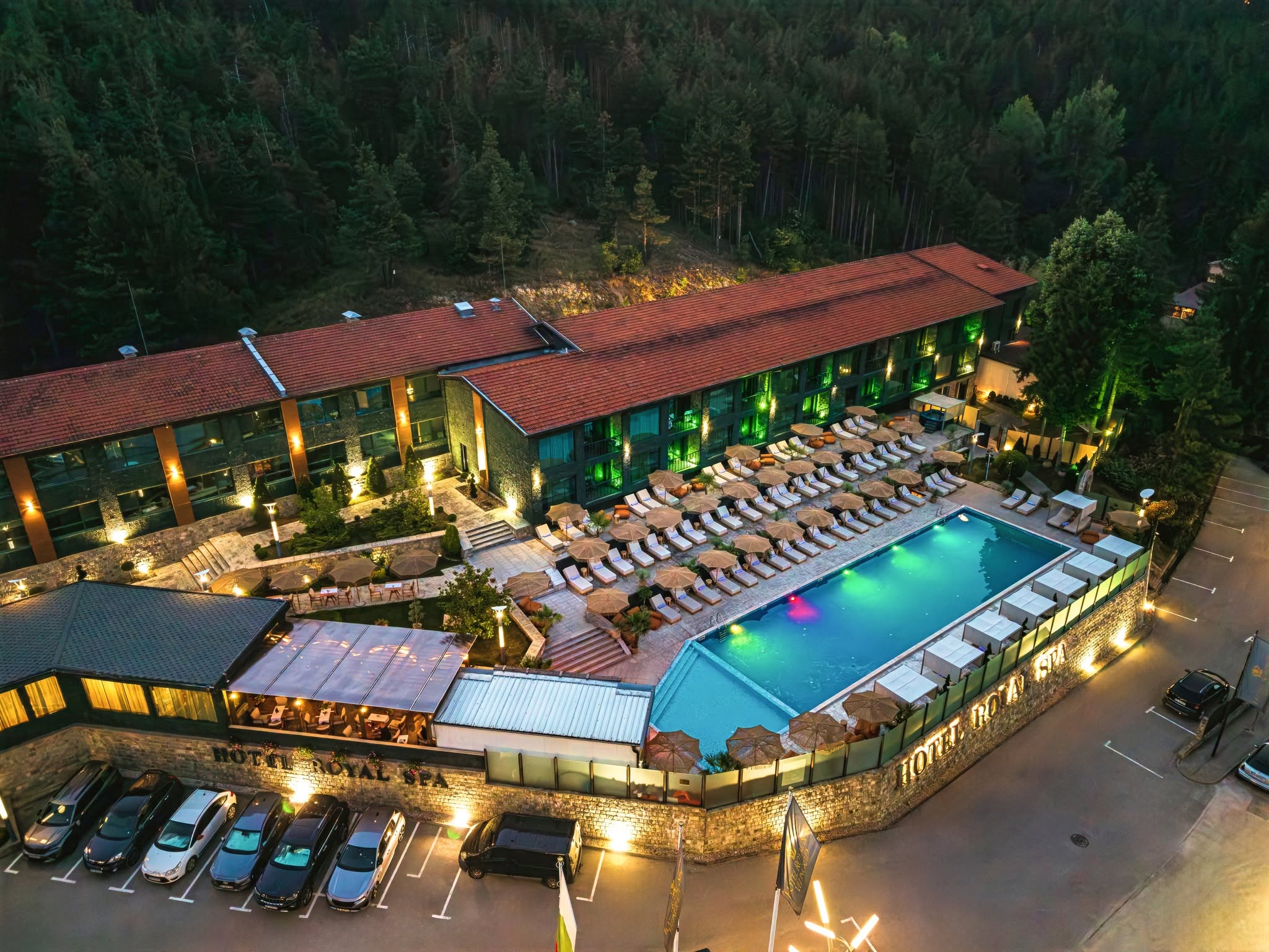 Balkan Awards of Tourism Industry 2026 е на 2 декември в София 138 Осветените басейни на „Роял Спа Велинград“ по здрач, снимани отвисоко