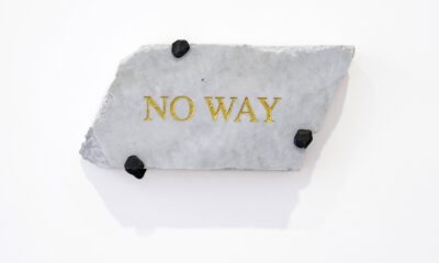 „No Way“ на Стефан Николаев, гравирано в златно върху мрамор