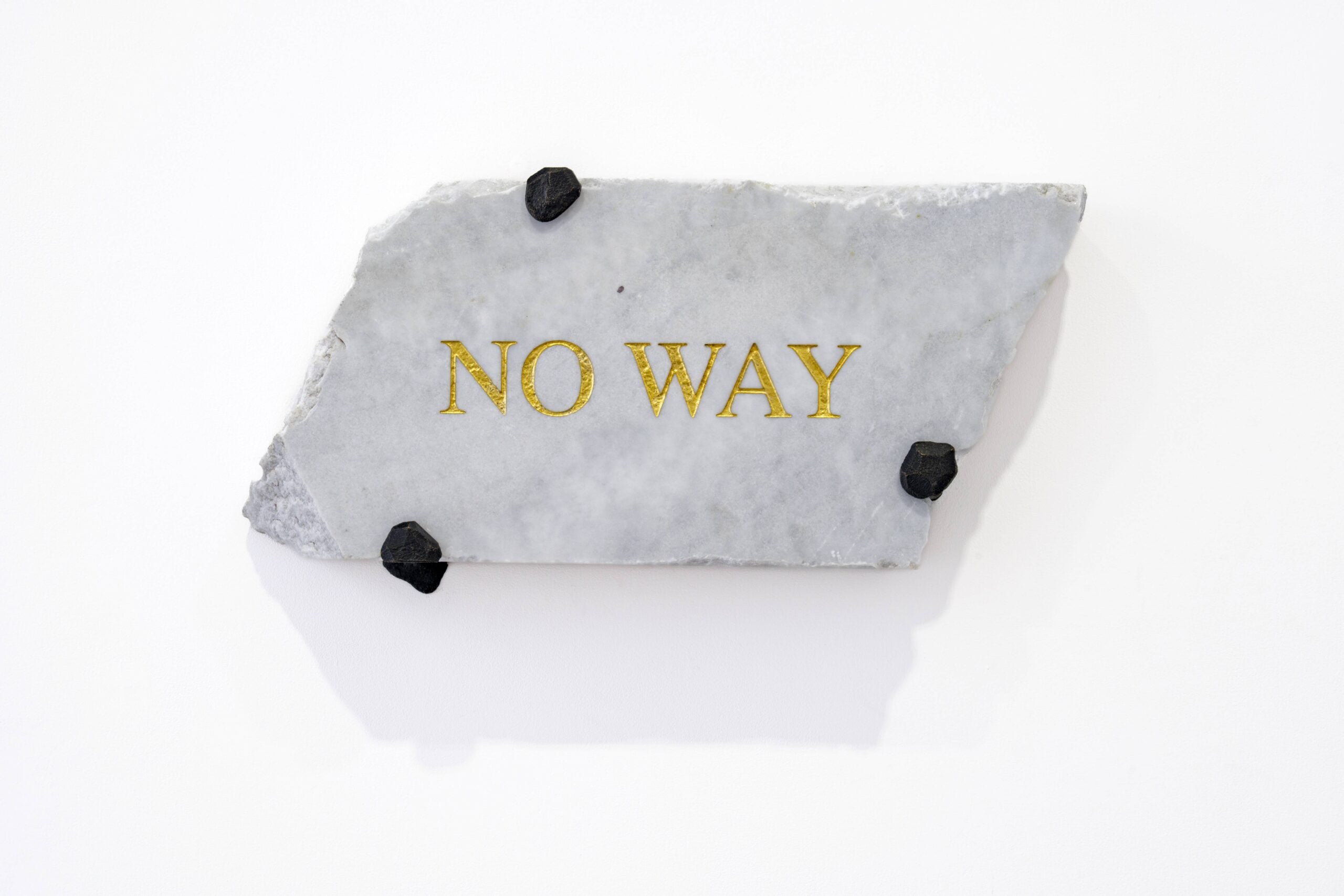 „No Way“ на Стефан Николаев, гравирано в златно върху мрамор