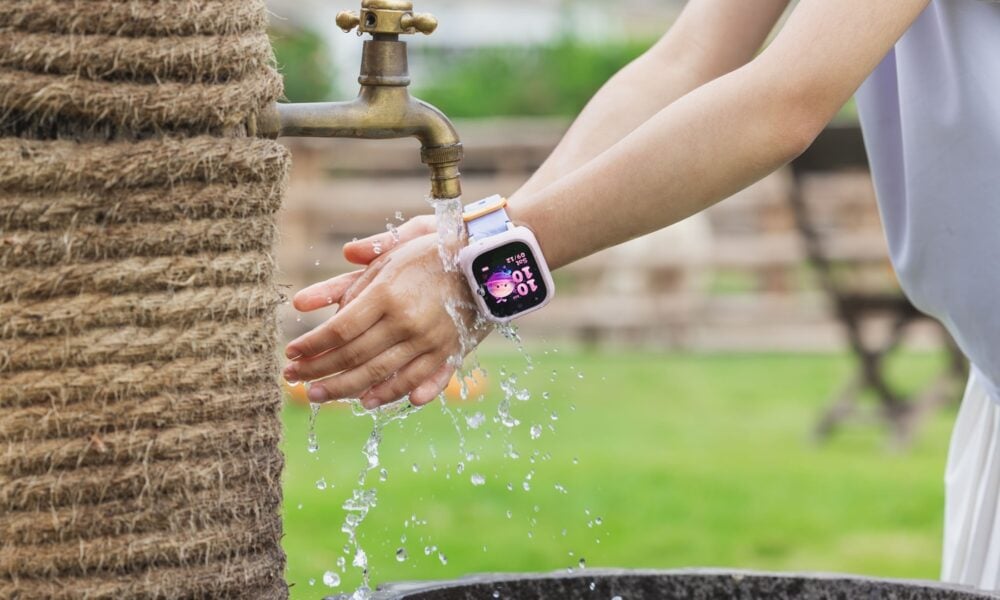 Дете с TCL Kids Watch K5