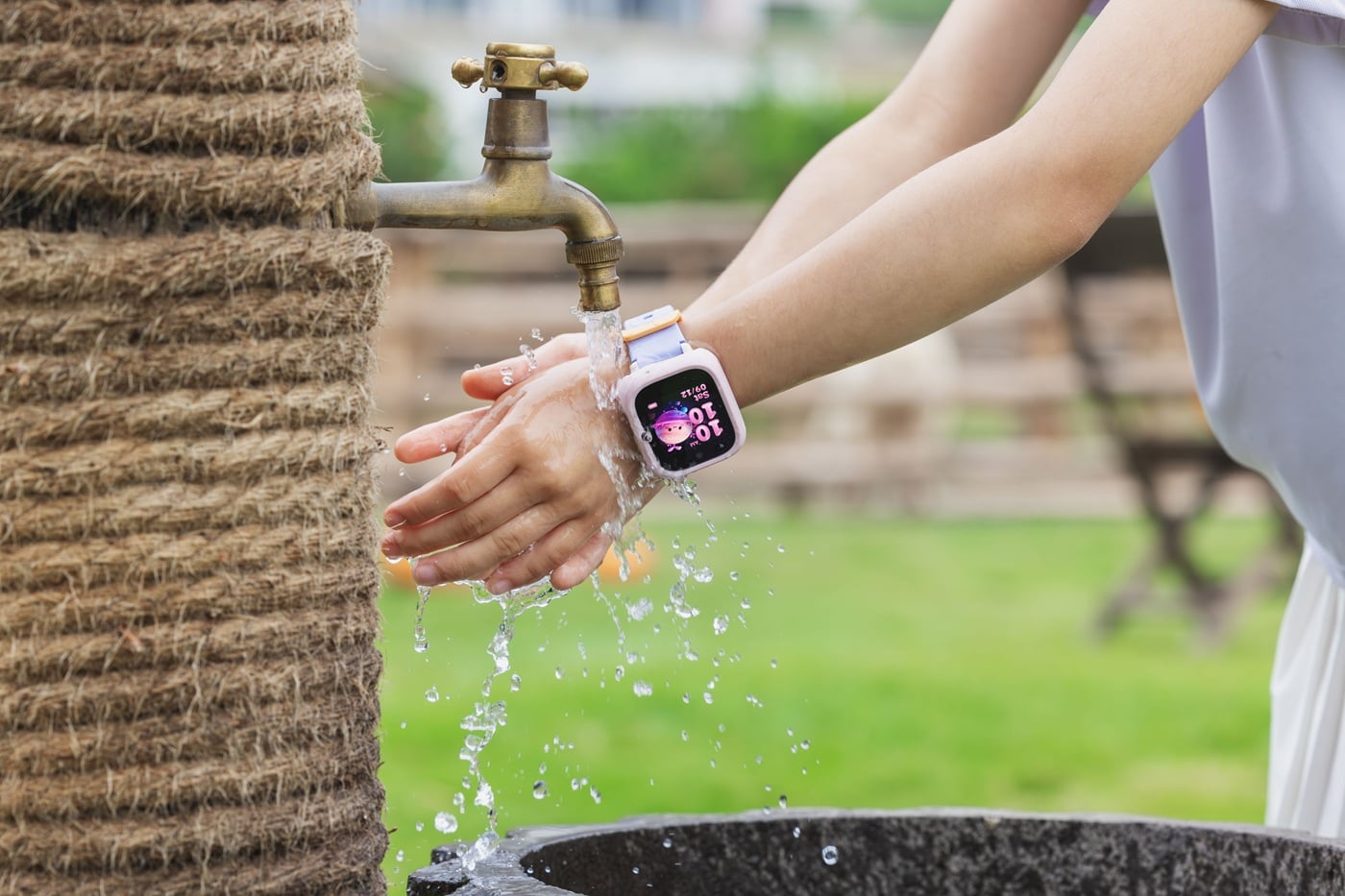 Дете с TCL Kids Watch K5