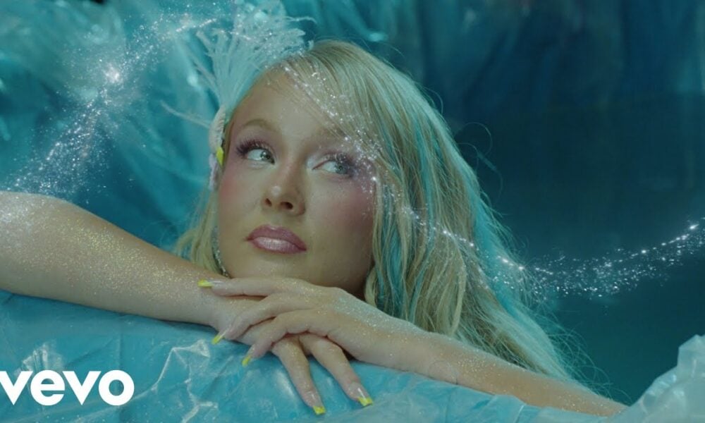 Zara Larsson в кадър от видеото към „Blue Moon“