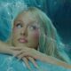 Zara Larsson в кадър от видеото към „Blue Moon“
